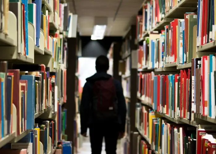 Onderwijsmedewerker beoordeelt afspraken en cao